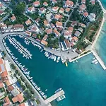 Casa vacanze Kamenica Im Mediterranen Stil Mit Innen- Und Aussenpool By Interhome