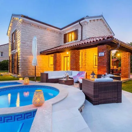 Kamenica Im Mediterranen Stil Mit Innen- Und Aussenpool By Interhome *