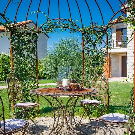 Kamenica Im Mediterranen Stil Mit Innen- Und Aussenpool By Interhome Ferienhaus