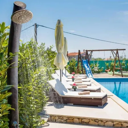 Kamenica Im Mediterranen Stil Mit Innen- Und Aussenpool By Interhome Vikendica *