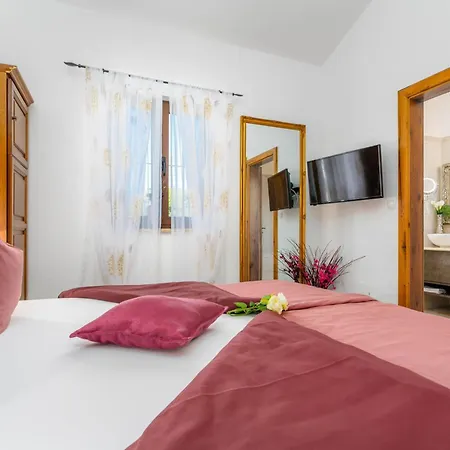 Vikendica Kamenica Im Mediterranen Stil Mit Innen- Und Aussenpool By Interhome *