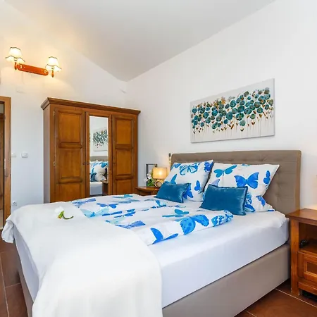 Kamenica Im Mediterranen Stil Mit Innen- Und Aussenpool By Interhome Vikendica