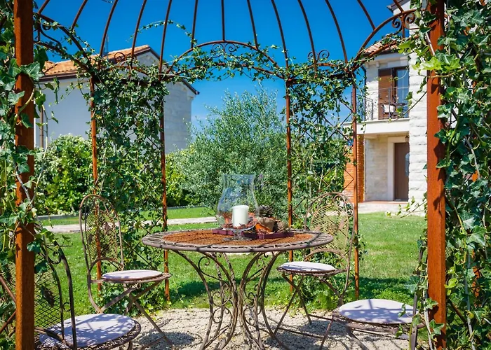 Kamenica Im Mediterranen Stil Mit Innen- Und Aussenpool By Interhome Ferienhaus