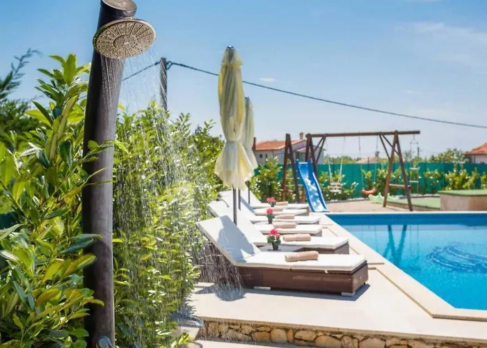 Kamenica Im Mediterranen Stil Mit Innen- Und Aussenpool By Interhome Ferienhaus *