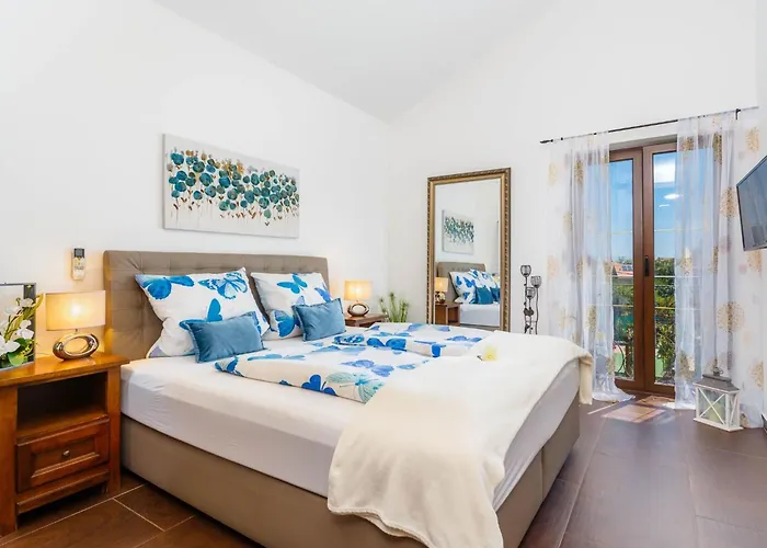 Kamenica Im Mediterranen Stil Mit Innen- Und Aussenpool By Interhome Kras