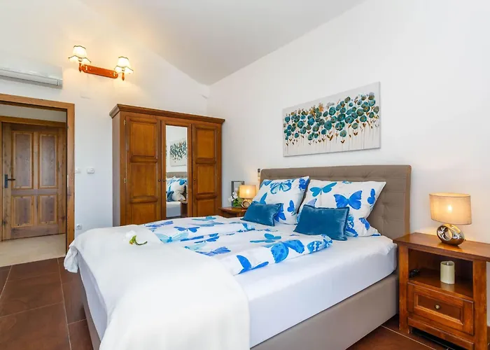 Kamenica Im Mediterranen Stil Mit Innen- Und Aussenpool By Interhome Ferienhaus