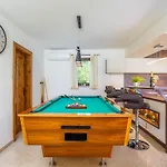 Kamenica Im Mediterranen Stil Mit Innen- Und Aussenpool By Interhome *