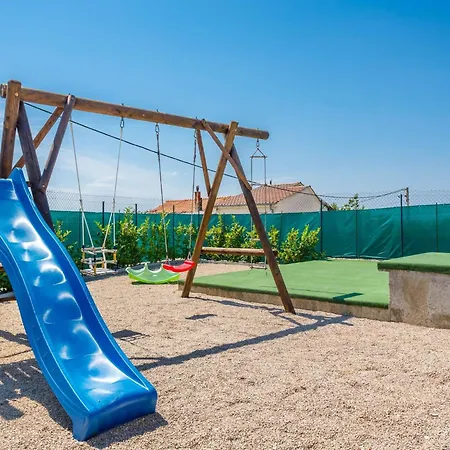 Kamenica Im Mediterranen Stil Mit Innen- Und Aussenpool By Interhome