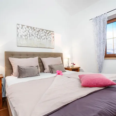 Nyaraló Kamenica Im Mediterranen Stil Mit Innen- Und Aussenpool By Interhome Kras