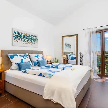 Kamenica Im Mediterranen Stil Mit Innen- Und Aussenpool By Interhome Kras