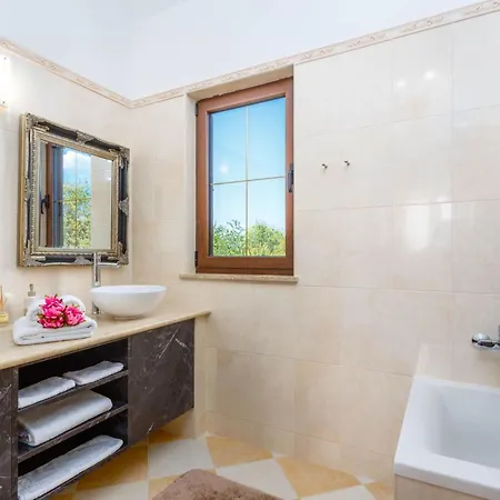 Kamenica Im Mediterranen Stil Mit Innen- Und Aussenpool By Interhome Nyaraló