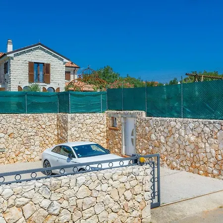 Nyaraló Kamenica Im Mediterranen Stil Mit Innen- Und Aussenpool By Interhome