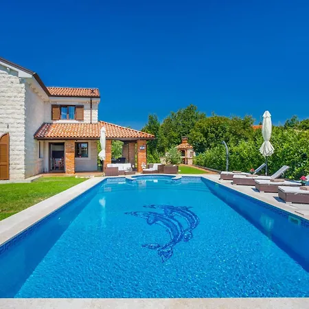 Kamenica Im Mediterranen Stil Mit Innen- Und Aussenpool By Interhome Nyaraló
