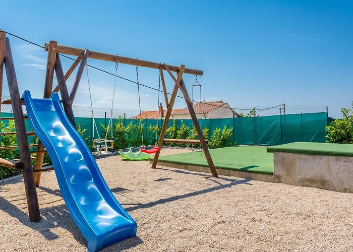 Kamenica Im Mediterranen Stil Mit Innen- Und Aussenpool By Interhome