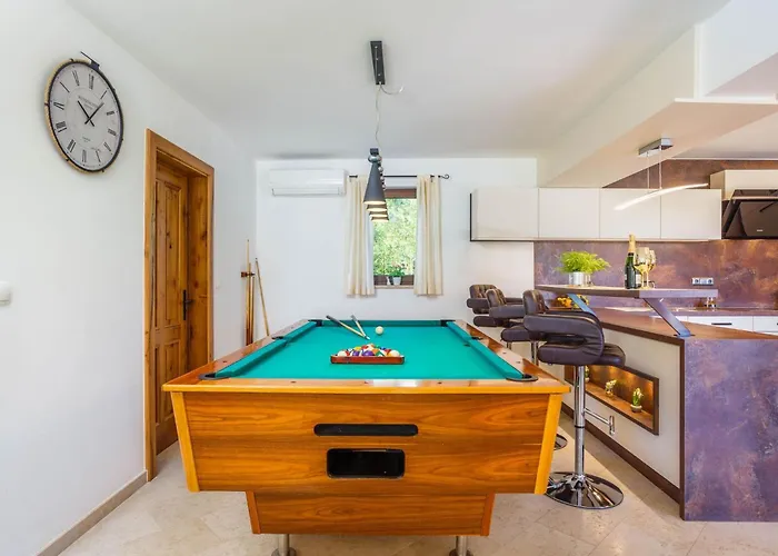 Kamenica Im Mediterranen Stil Mit Innen- Und Aussenpool By Interhome *