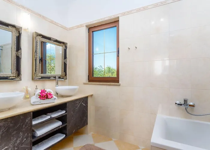Kamenica Im Mediterranen Stil Mit Innen- Und Aussenpool By Interhome Holiday home