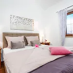 Сasa de vacaciones Kamenica Im Mediterranen Stil Mit Innen- Und Aussenpool By Interhome Kras