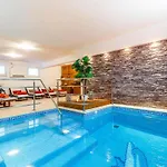 Сasa de vacaciones Kamenica Im Mediterranen Stil Mit Innen- Und Aussenpool By Interhome Kras