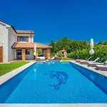 Kamenica Im Mediterranen Stil Mit Innen- Und Aussenpool By Interhome Сasa de vacaciones