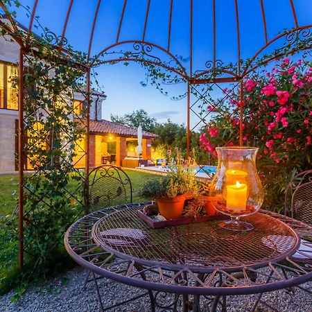 Kamenica Im Mediterranen Stil Mit Innen- Und Aussenpool By Interhome Kras