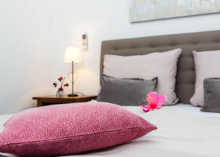 Nyaraló Kamenica Im Mediterranen Stil Mit Innen- Und Aussenpool By Interhome